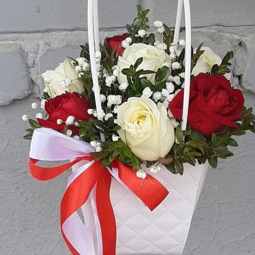 Розы красные и белые 🌹