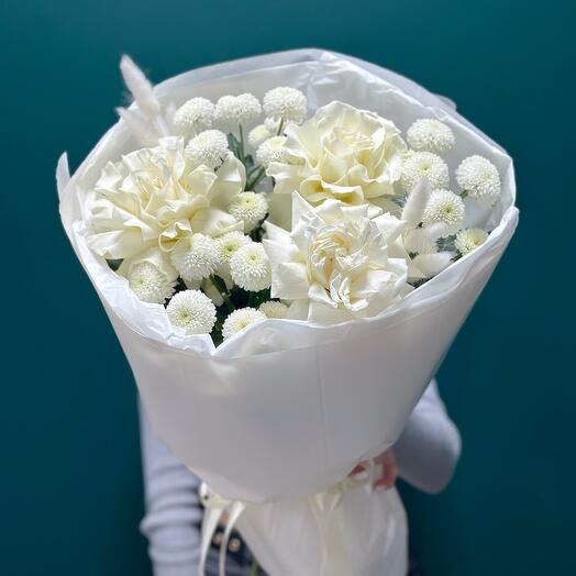 Helado de vainilla 😋 ramo con rosas francesas blancas como la nieve y botón de crisantemo