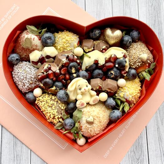 Клубника, голубика, гранат в премиальном шоколаде