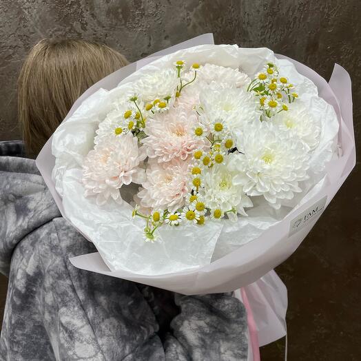 Букет из кустовой хризантемы и матрикарии