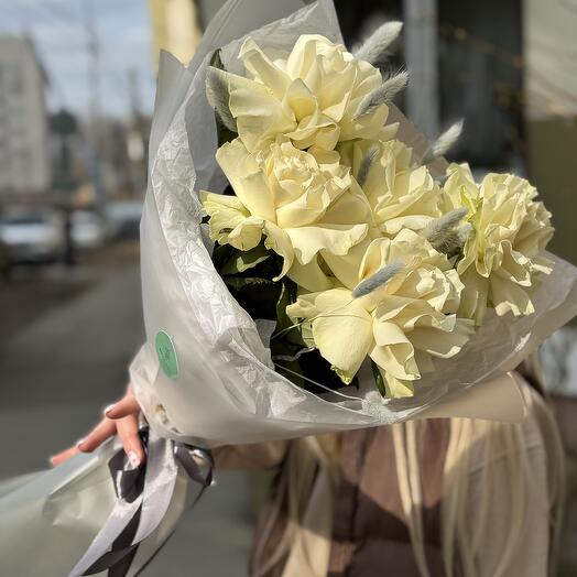 Mono bouquet of Ecuadorian roses with lagurus in stylish packaging