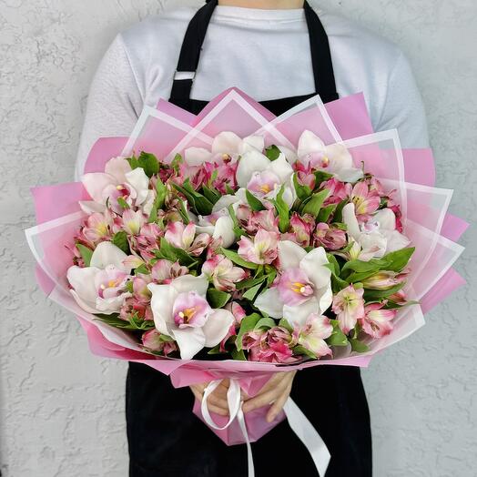 Ramo de orquídeas y alstroemeria