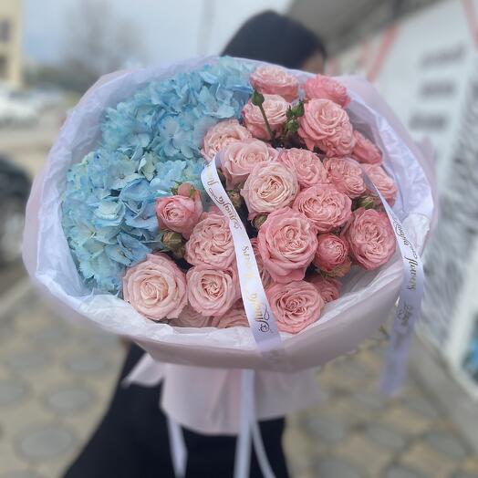 Гортензии с кустовой розой