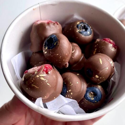 Frambuesas y arándanos cubiertos de chocolate