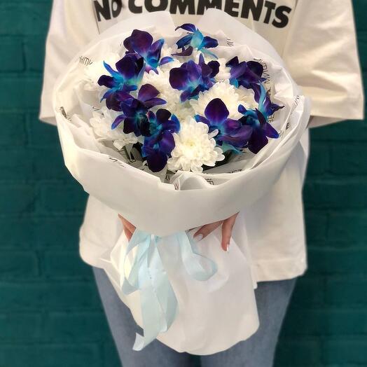 Букет из хризантемы и орхидеи космос