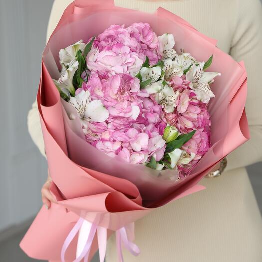 Розовые гортензии и белые альстромерии в упаковке