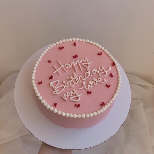 Мини торт розовый с красными сердечками и надписью happy birthday на день рождения