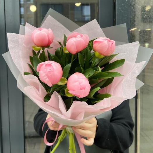 5 розовых пионов