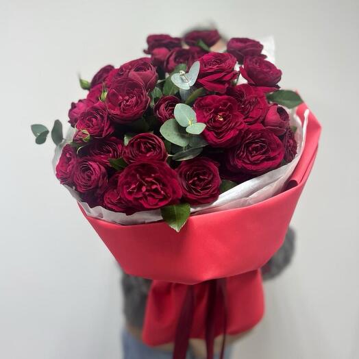 Букет из кустовой розочки и эвкалипта