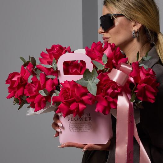 Сумочка с ярко-розовыми французскими розами