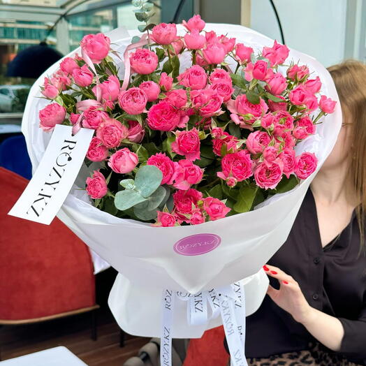 Букет из 7 кустовых роз с эвкалиптом