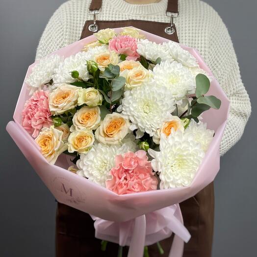 Нежный букет с кустовой розой, хризантемой и диантусами