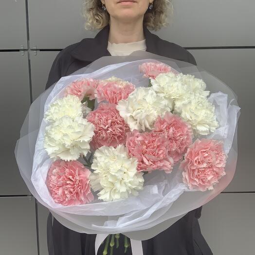 Букет из белых и розовых гвоздик