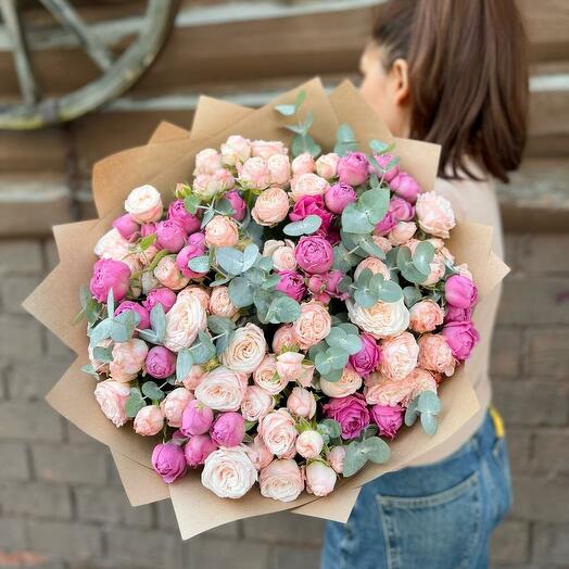 21 кустовая пионовидная роза с эвкалиптом