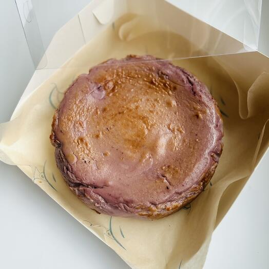 Баскский чизкейк с пюре из смородины