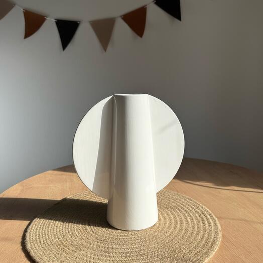 Стильная белая ваза геометрическая