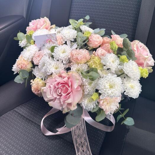 Корзина с цветами и французскими розами Пинк Мондиаль 🌸