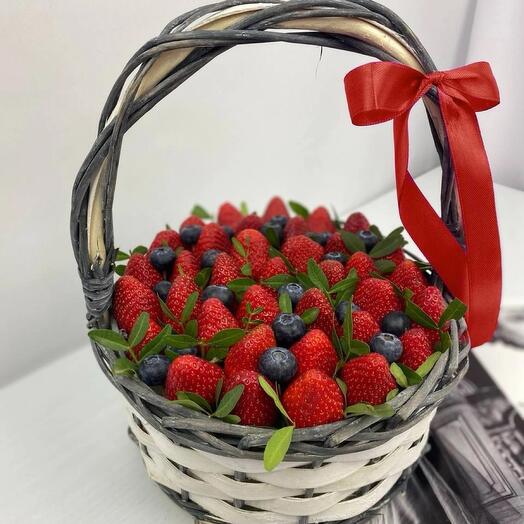 Корзинка с клубникой Утро в деревне М