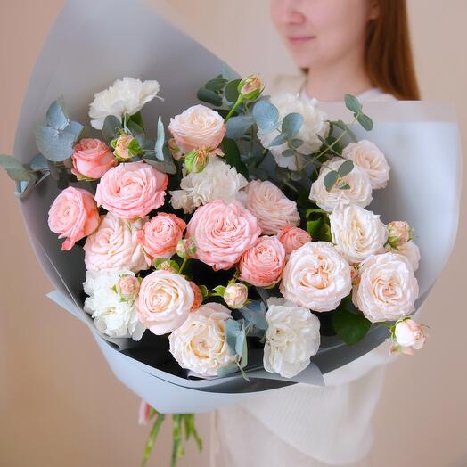Букет из пионовидных кустовых роз N 135