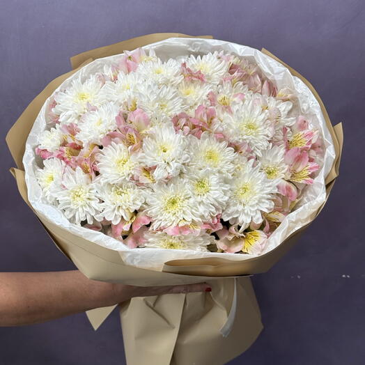 Букет из хризантем кустовая и альстромерия