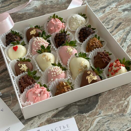 Большая коробка клубничек 20 штук 🍓