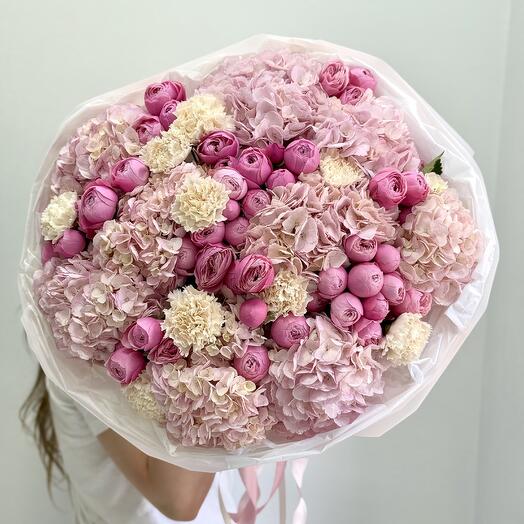 Шикарный букет из гортензий, кустовых роз и диантусов