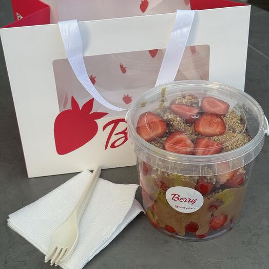 Ведро клубники в дубайском шоколаде