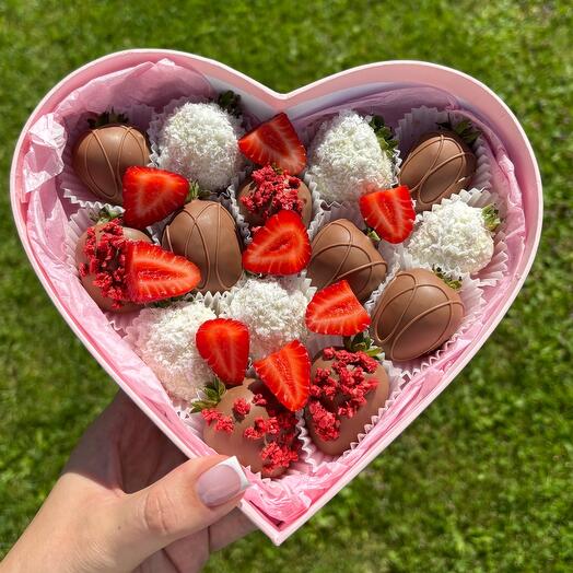 Сердце с клубникой микс