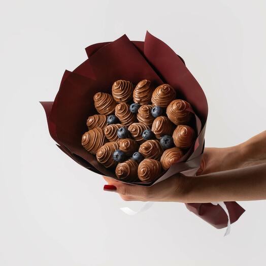 Chocolate-covered strawberry bouquet with blueberries number 20 - size S