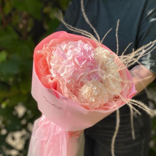 Букет гортензии и диантусов гвоздик