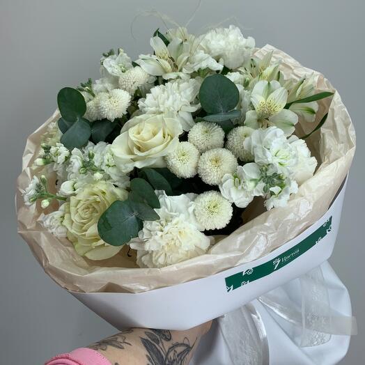 Букет сборный Белоснежный из альстромерий, ньютона, маттиолы, розы, эвкалипта и стифы