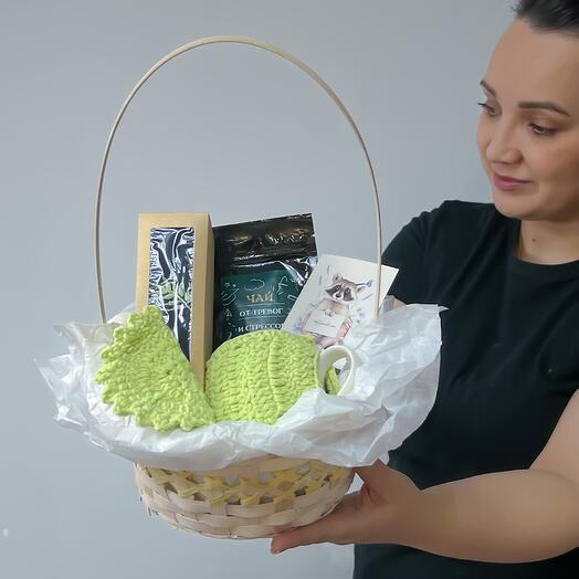 Чайный набор с зелёным чаем, кружкой с декором, открыткой и подставкой в плетеной корзине