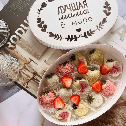 Клубника в белом шоколаде «Для любимой маме»