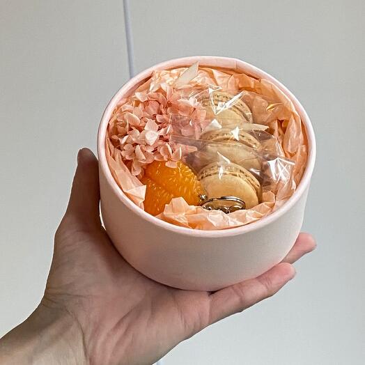 Подарочный набор, мини-коробочка с макарунами, брелком и цветочками