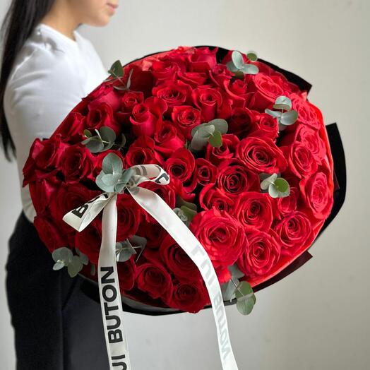 Букет "51 красных роз с эвкалиптом"