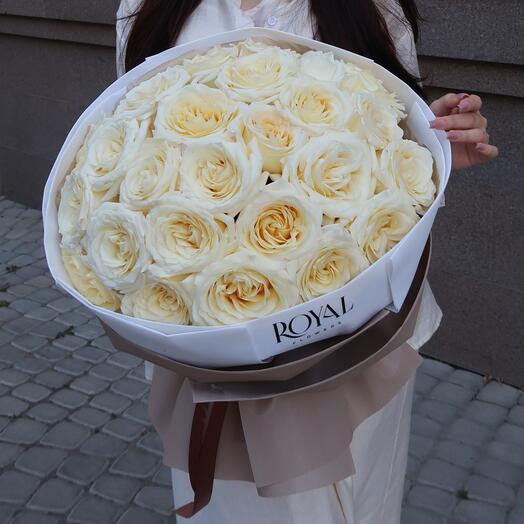 Букет из 25 роз «candlelight» в светлом оформлении