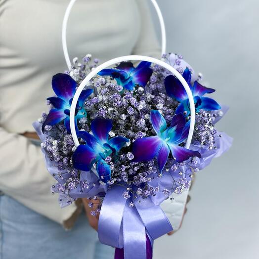 Яркая композиция из сиреневой гипсофилы и экзотических орхидей космос в сумочке