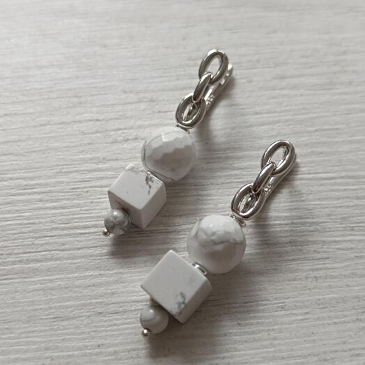 Серьги из камня кахолонг