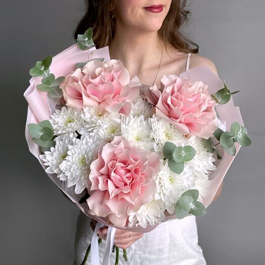 Нежный букет французские розы, хризантема и эвкалипт