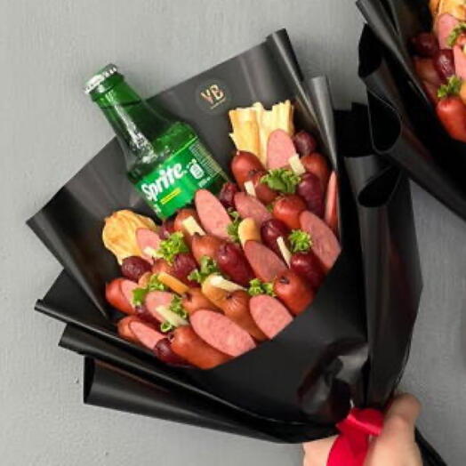 Мужской букет с колбасками и спрайтом