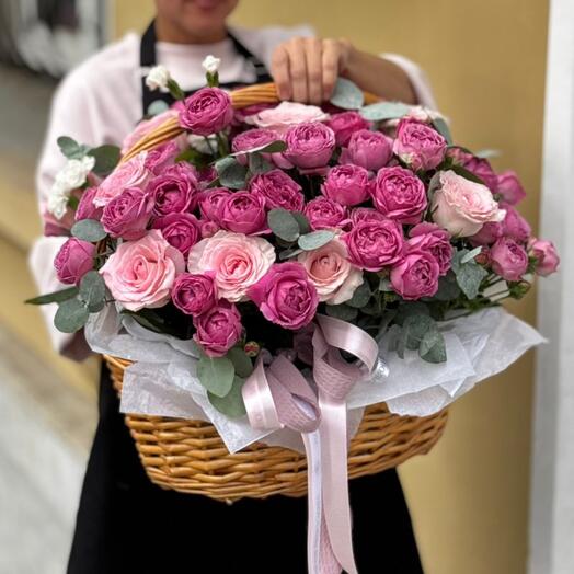 Корзина с пионовидными розами