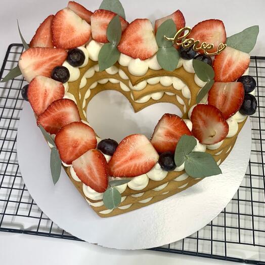 Торт сердце ( медовик ) с ягодами . На день отца , маме , бабушке , любимой