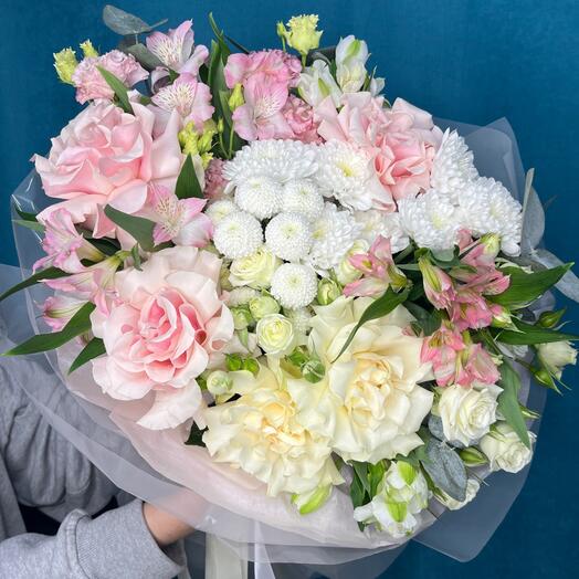 Большой букет в нежных оттенках с французскими розами