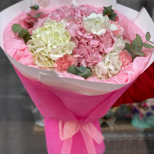 Ramo de hortensias y claveles rosados