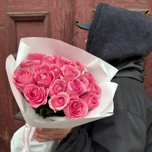 25 розовых роз