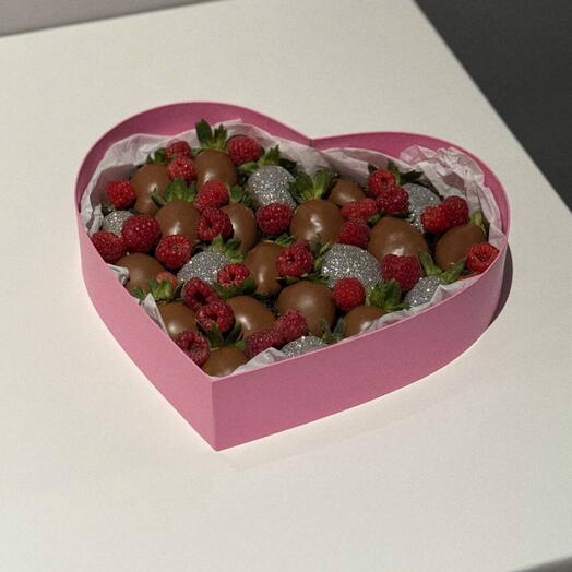 Сердце с клубникой в шоколаде