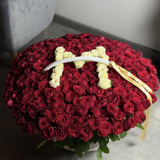 Корзина с красными розами