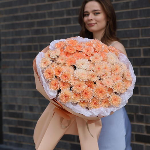 Персиковый букет из хризантем