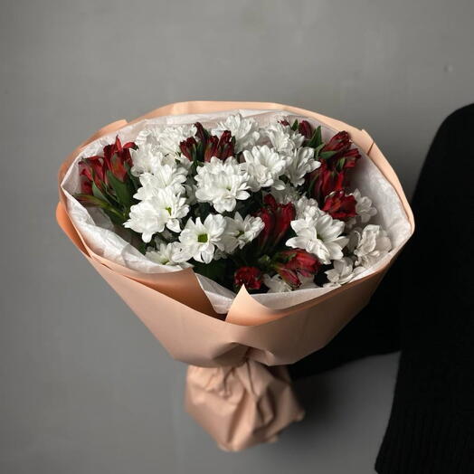 Букет из хризантем и альстромерий