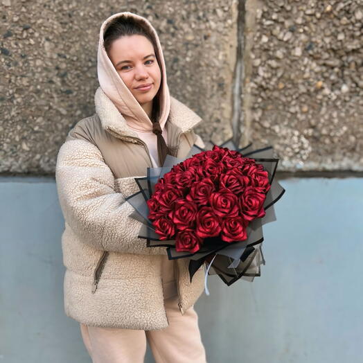 Букет из 25 бордовых роз с блестками маме